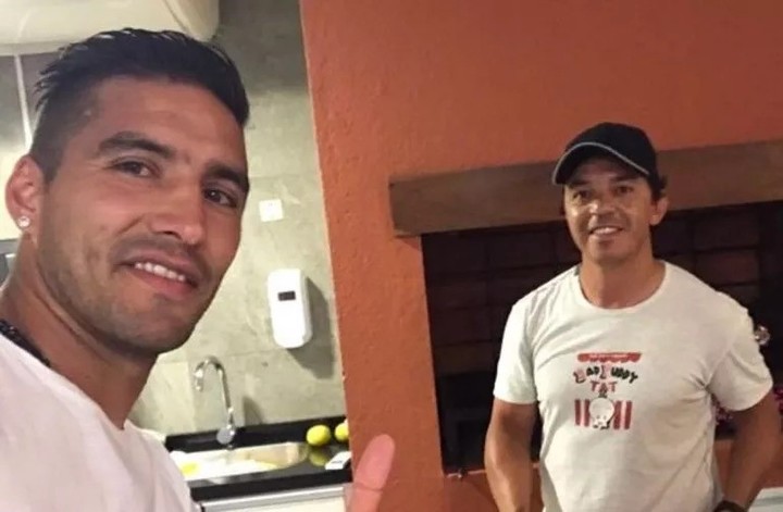 Gallardo con Jonathan La Rosa, hermano de la madre de los hijos de Gallardo, quien asumirá la función de metodología en toda el área formativa.