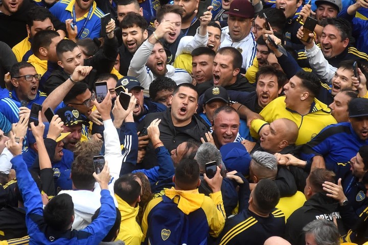 Riquelme, en el medio de su campaña electoral junto a miles de hinchas de Boca.