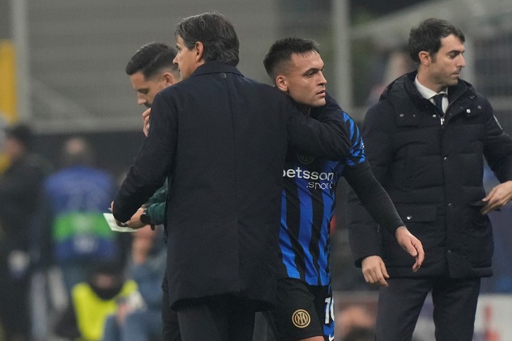 Lautaro Martínez con Simone Inzaghi en el Inter. (AP)