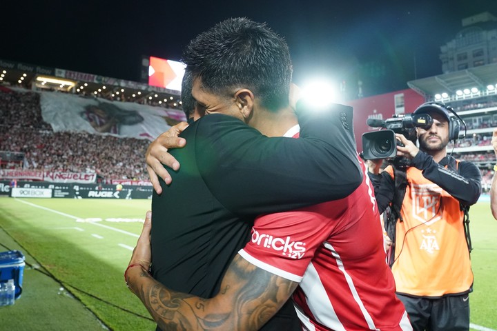 Enzo y Gallardo se saludaron en la previa al Estudiantes-River del torneo (Juano Tesone). 