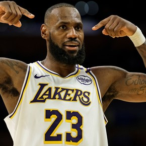 LeBron James cumplió 40 y blanqueó hasta qué edad podría jugar 
