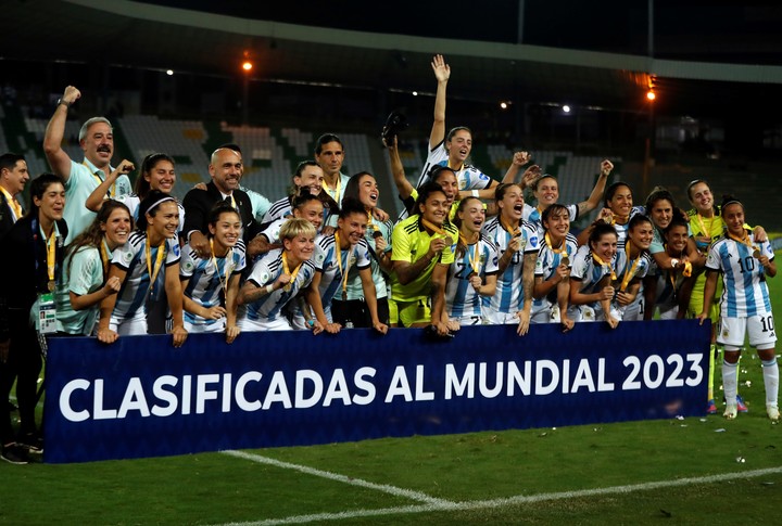 Jugadoras de Argentina celebran tras conseguir el tercer lugar de la Copa América Femenina , tras vencer a Paraguay en el estadio Centenario en Armenia (Colombia). Con el triunfo Argentina aseguró un cupo en el Mundial Femenino de Fútbol 2023. EFE/Ernesto Guzmán Jr.