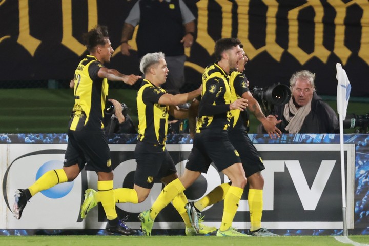 Los jugadores de Peñarol celebran el gol de Darias (EFE).