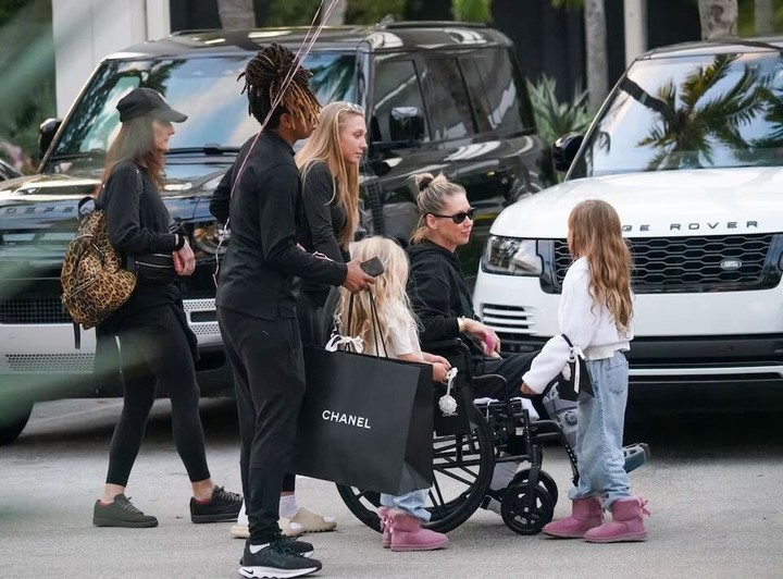 Anna Kournikova fue vista en silla de ruedas y con una bota ortopédica en Miami.