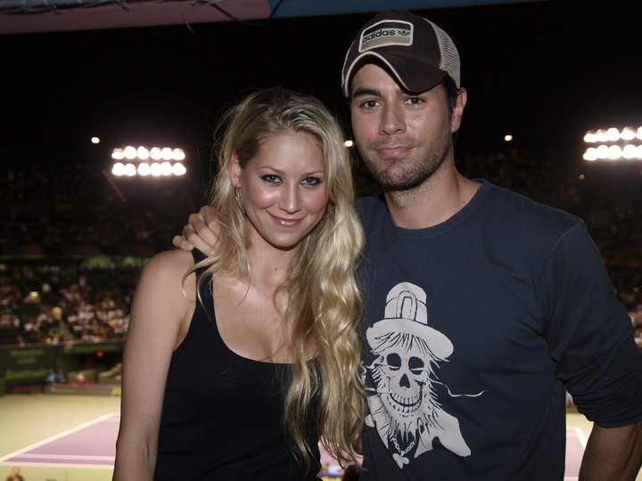 Fotografía del 2 de abril de 2009 en la que se observa al cantante español Enrique Iglesias (d) al posar junto a la tenista rusa Anna Kournikova (i) en Cayo Vizcaíno, Florida (EEUU). En esa ciudad se desarrolló por esos días el torneo de tenis Sony Ericsson Open. (EFE/Sony Ericsson Open)