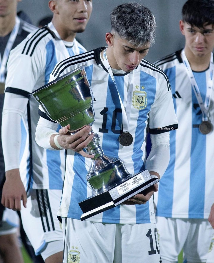 Mateo Sanabria jugó en total nueve partidos con la Selección Argentina Sub-20 de Javier Mascherano, todos en el año 2022 y amistosos.