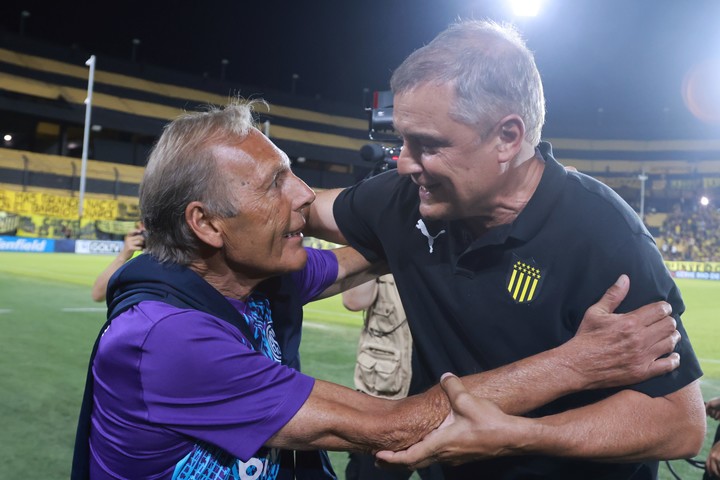 Russo junto a Aguirre. (Foto: Gastón Britos).