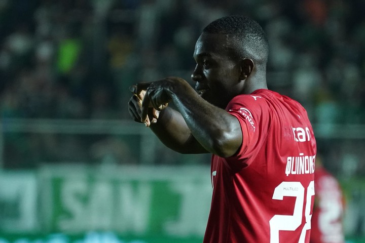 Jhonny con la camiseta de Independiente. 