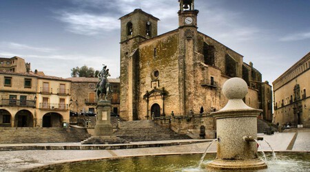 Iglesia De San Martin De Tours Y Estatua De Francisco Pizarro C Turismo De Caceres