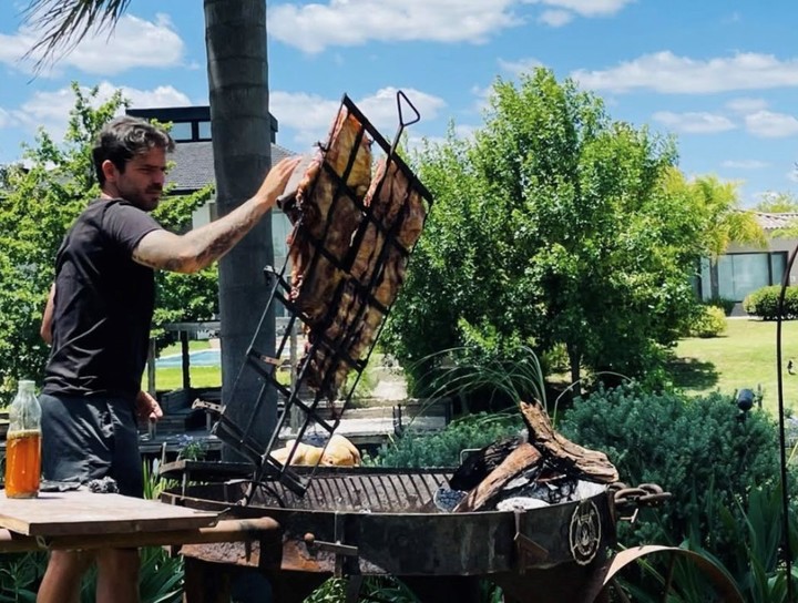 Esta vieja imagen de Gago al frente del asador se repitió en el predio.