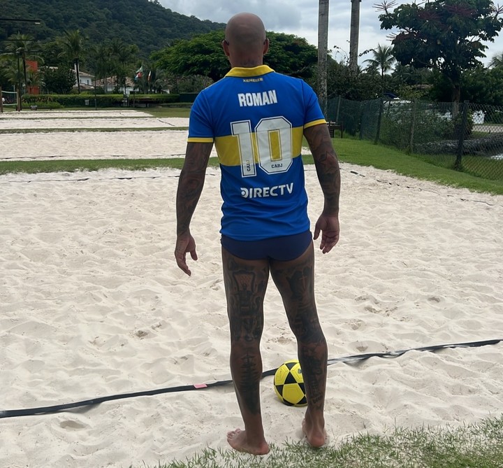 Felipe Melo con la camiseta de Boca y de Riquelme.