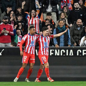 Doblete de Julián Álvarez al Valencia y el Atlético de Simeone se trepa a la punta en España