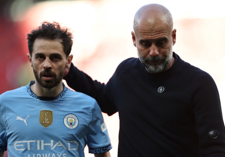 Pep y Bernardo Silva luego del empate vs. Manchester United. EFE/EPA/ADAM VAUGHAN 