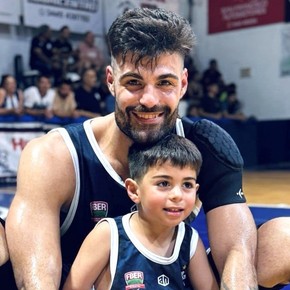Guillermo Romero: dueño de la pintura azul, estudiante y tan fanático de su padre como de su hijo