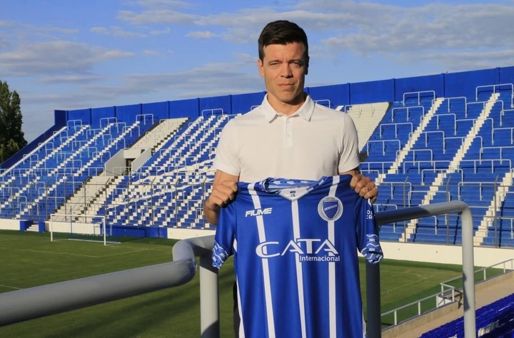 Solari con la camiseta del Tomba. (Prensa Godoy Cruz)
