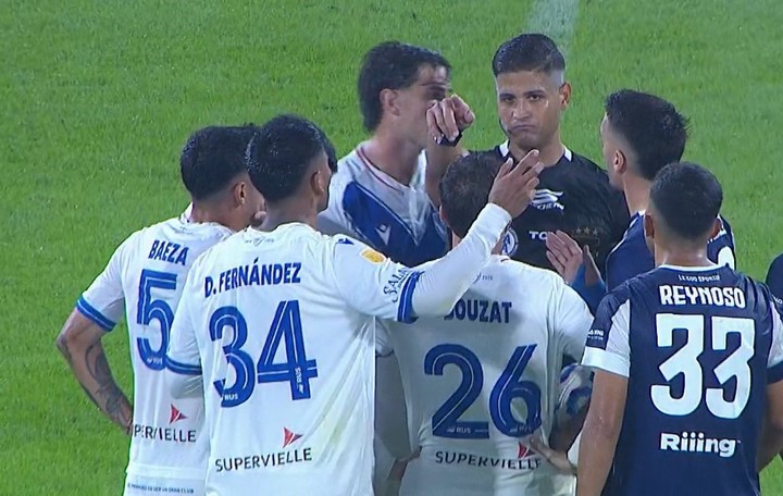 Todo Vélez le protestó al árbitro Ferreyra tras el final del primer tiempo. (Foto: Captura TV).