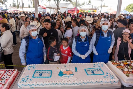 Cada año, en enero, San Sebastián Tenochtitlán celebra su feria patronal en honor a San Sebastián Mártir. El evento más esperado es la repartición masiva de pasteles, que tiene lugar el 20 de enero después de la misa principal. Pasteleros locales y aquellos que han emigrado a otras regiones regresan para compartir sus creaciones con la comunidad y visitantes. En una sola jornada, se han llegado a repartir más de dos mil kilos de pastel, en sabores que van desde el tradicional tres leches hasta innovaciones como ferrero y piñón .