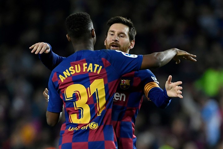 Ansu Fati, con Messi. (Foto: AFP)