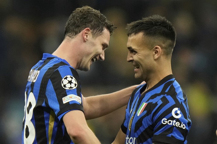 Benjamin Pavard y Lautaro. (Foto: AP)