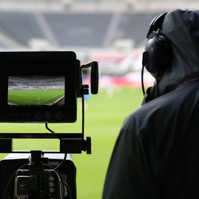 Cámaras en los vestuarios y entrevistas durante los partidos: el pedido de la Premier League a los clubes