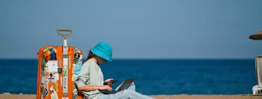 Estar trabajando con un PC en una playa parece idílico, pero un estudio descubre que quien teletrabaja hace horas extra en vacaciones 