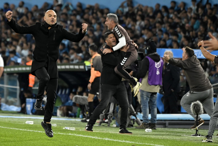 Festejo de Favio Orsi y atras Sergio Gómez tras eliminar a Racing. (Fotobaires)