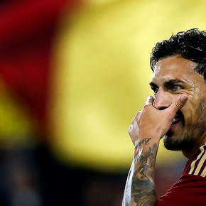 Video: el gesto de Paredes con una hincha de Boca que abrió otra puerta para su regreso a días del Mundial de Clubes