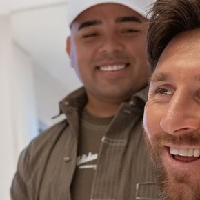 Video: quién es el peluquero que bromea con Messi 