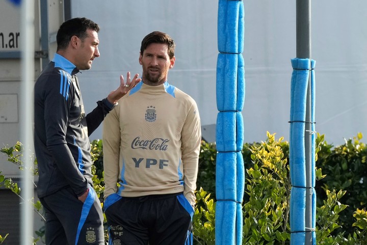 Messi escucha a Scaloni. (AP Photo/Gustavo Garello)