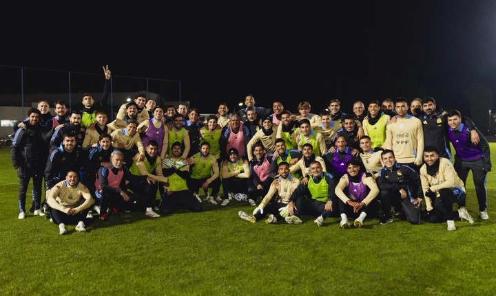 Las fotos que compartió el Chiqui Tapia, en el cierre de la última práctica de la Selección Argentina antes del duelo ante Colombia. (Foto: @chiquitapia)