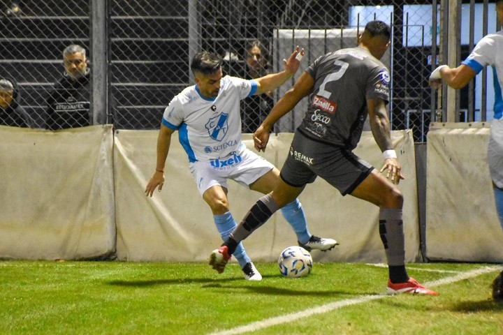 El Demonio tuvo la chance más clara del partido (Prensa Temperley).