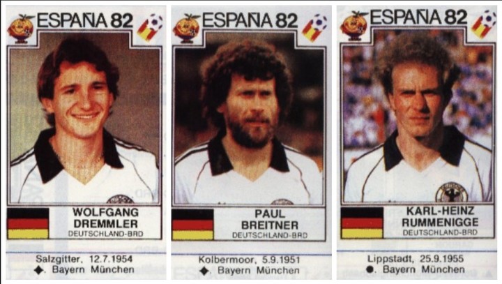 Los tres del Bayern Munich con la ropa de la selección alemana en las figuritas Panini para España 82.