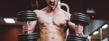 Este detalle en tu press de hombros con mancuernas puede estar lastrando el desarrollo de tus deltoides 