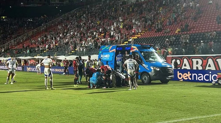 La ambulancia, rivales y compañeros rodean a Jamerson.