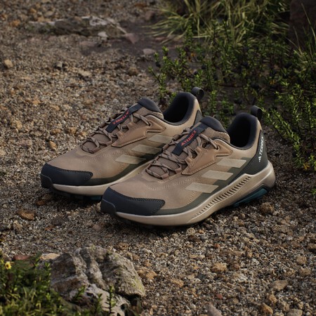 Adidas Tiene Las Nuevas Zapatillas Con Las Que Conquistar La Montana Y La Ciudad Las Puedes Usar El Resto Del Ano Y Llegan Con Un Gran Precio