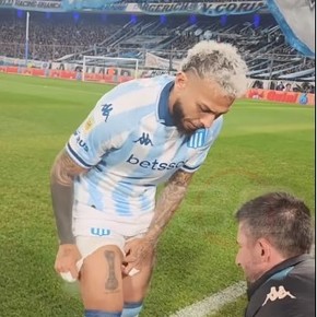 Video: el ritual de Duván Vergara antes de iniciar el partido contra Barracas