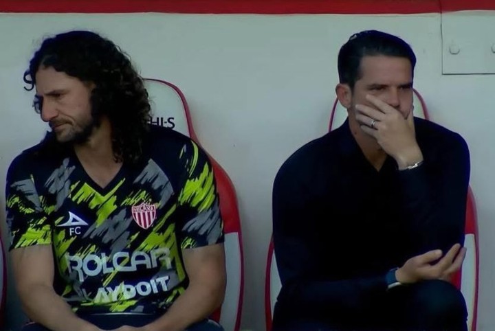 Gago junto a Coloccini en el banco de Necaxa.
