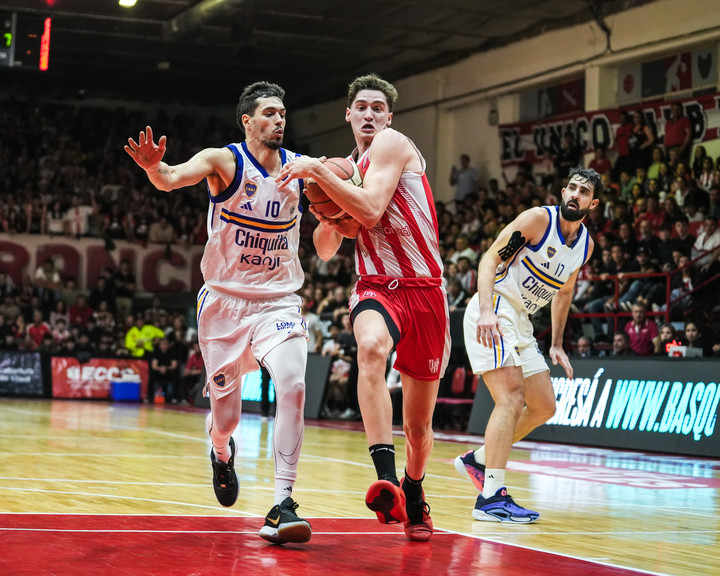 Piñero persigue a Lugarini (Liga Nacional).