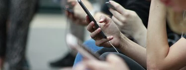 Me negué a tener smartphone hasta 2016 y viajaba por todo el mundo sin uno. Hoy vivo pegada a él y me agota: así lo usaré menos 