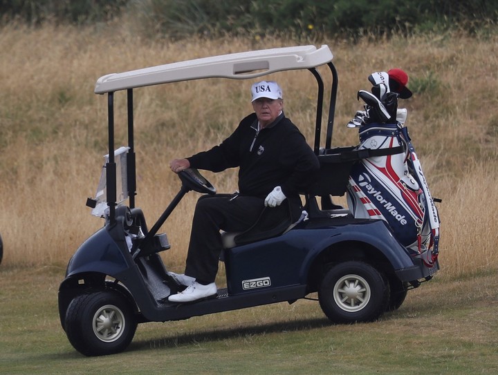 El golf, uno de los pasatiempos favoritos del empresario. (Andrew Milligan/PA via AP)