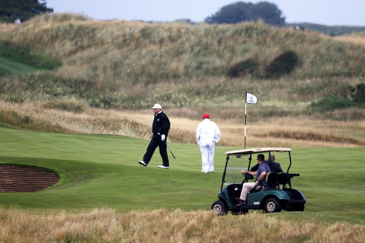 Donald Trump disfrutando de sus días de golf. (AP Photo/Peter Morrison)