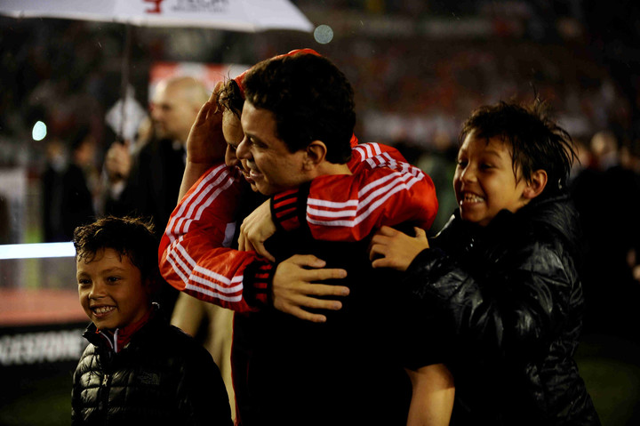 Gallardo celebra la Copa 2015 con sus hijos Nahuel, Matías y Santino en el césped del Monumental.