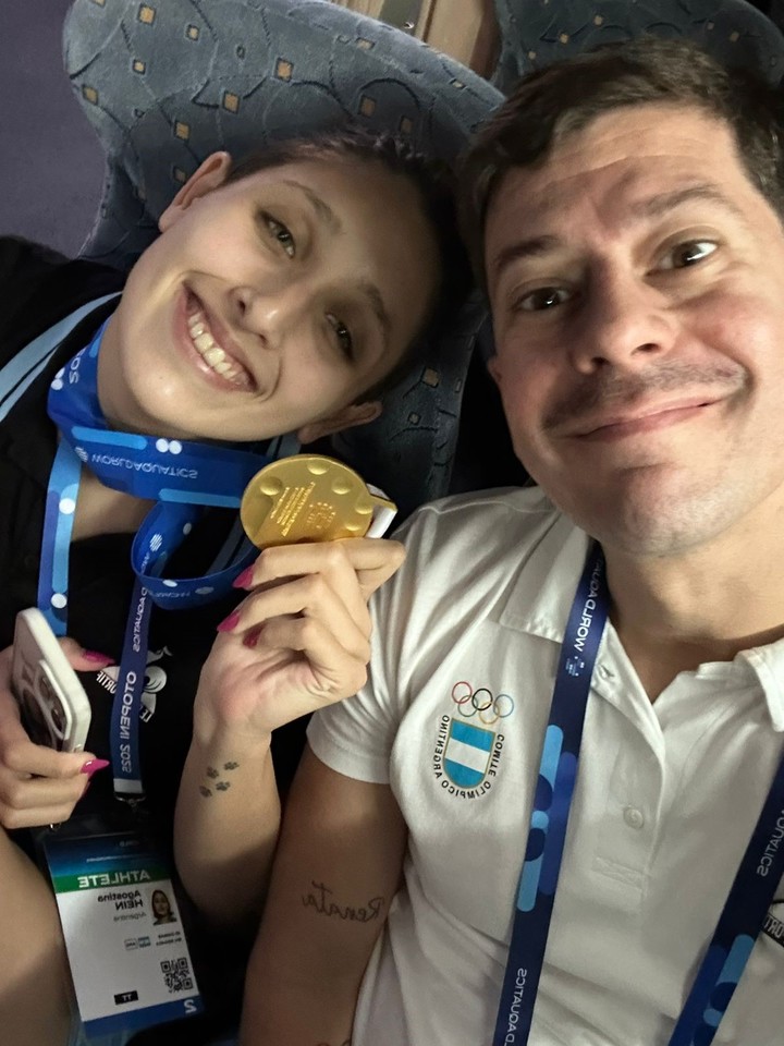 Hein y su DT, Sebastián Montero, con el oro del martes.
