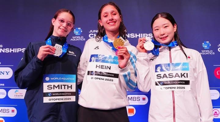 Agostina Hein (centro) con su medalla dorada del martes.