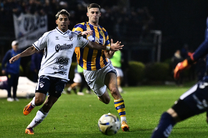 Leandro Allende aguanta la marca de Jonathan Dellarossa. (Foto: Fede Imás/Prensa Atlanta)