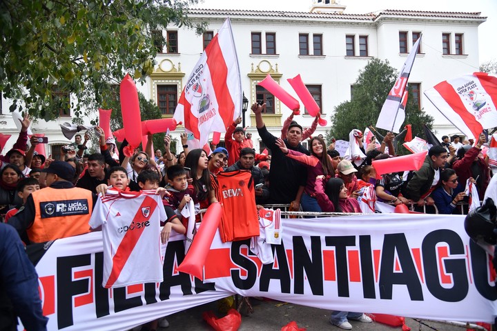 El recibimiento al plantel de River en Santiago.