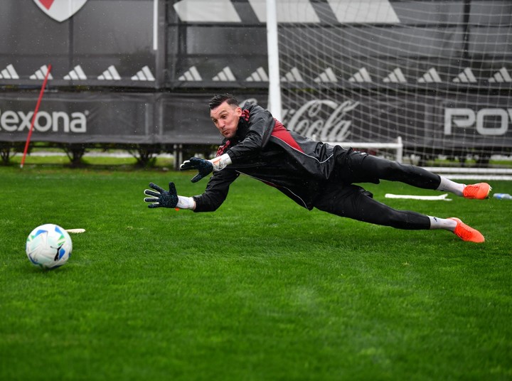 Franco Armani bajo la lluvia en el Camp. Prensa River.
