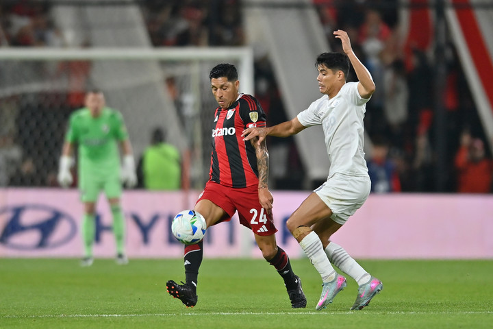 Enzo Pérez frente a Libertad: prensa River.