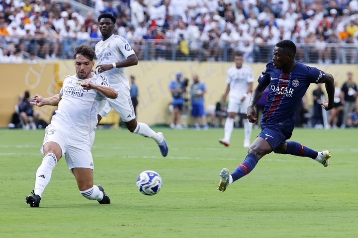 Asencio ante el PSG. (Foto: EFE)