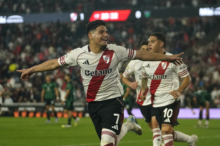 El festejo de Salas tras su golazo ante San Martin de San Juan (Foto: Maxi Failla).